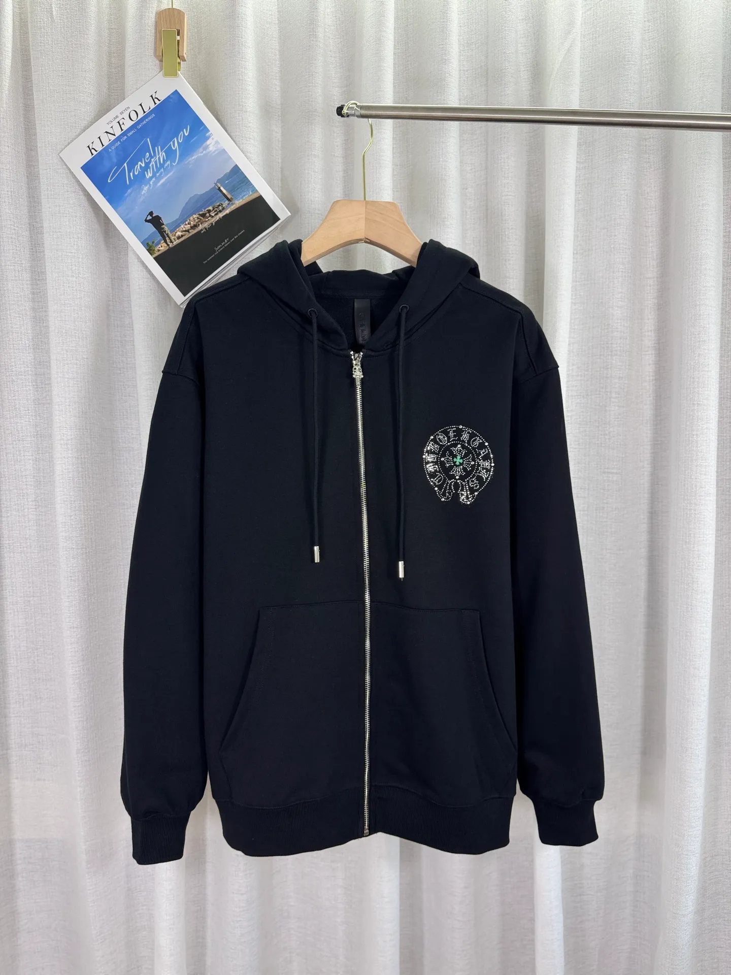 P350 top version, real shot without P, ​​different from market currency) 𝗖𝗵𝗿𝗼𝗺𝗲 𝗛𝗲𝗮𝗿𝘁𝘀/Cro Heart 2025 Washable Watercolor Diamond Paste Autumn and Winter New Original Single Counter American Laser Diamond 3D Three-dimensional Color Embroidery Couple Casual Cardigan Sweatshirt 👑The highest version! Customized fabric 480g tripe terry fabric! American acid-washed and distressed original fabric, laser-burned pattern ✟Colored diamond hardware stickers, exquisite embroidery of letters! The best-selling model in the counter, very comfortable to wear. Accessories: original molded and authenticated collar label➕100% silk wash label. Genuine purchase-grade original hangtag➕matching hanging rope➕3D hanging beads➕original packaging bag. Craftsmanship: The original version has consistent wiring! The highest version of the armhole matching technique! Color: Apricot Black Size: S M L XL Style Number: 25-322